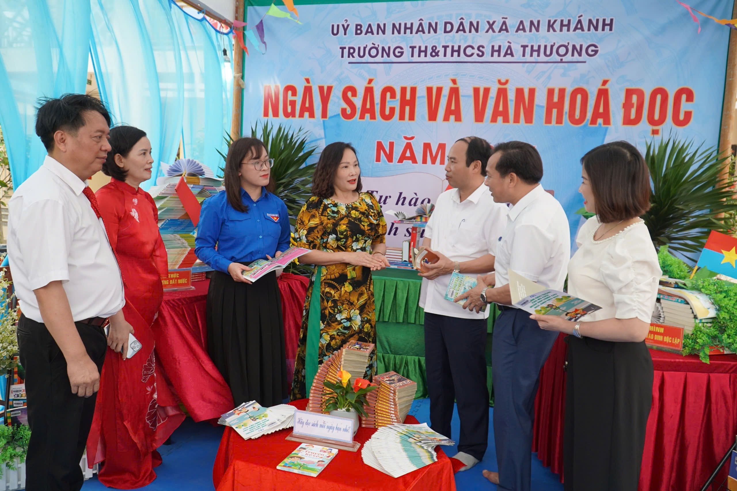 Nguyễn Văn Ngọc, Phó Giám đốc Sở Văn hóa, Thể thao và Du lịch và các đại biểu tham quan không gian trưng bày và xếp sách nghệ thuật của Trường THPT Đội Cấn.