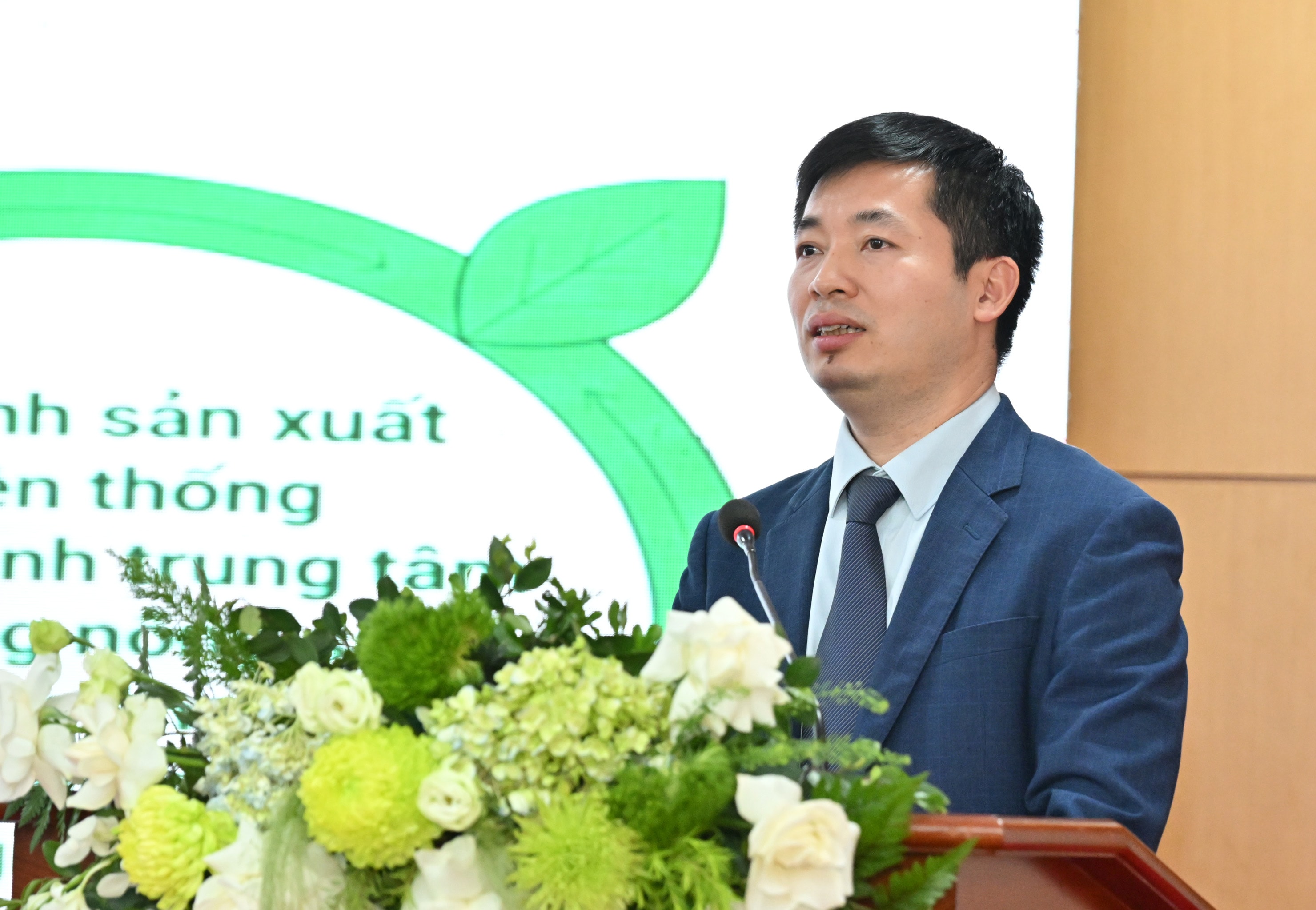 Giám đốc điều hành Khoa Tài chính - Ngân hàng, Trường Đại học Nguyễn Trãi Ông Nguyễn Quang Huy trình bày Tham luận “Chiến lược tín dụng cho kỷ nguyên nông nghiệp số và nông nghiệp xanh: Đòn bẩy đưa nông nghiệp Việt Nam trở thành trụ cột tăng trưởng toàn cầu”