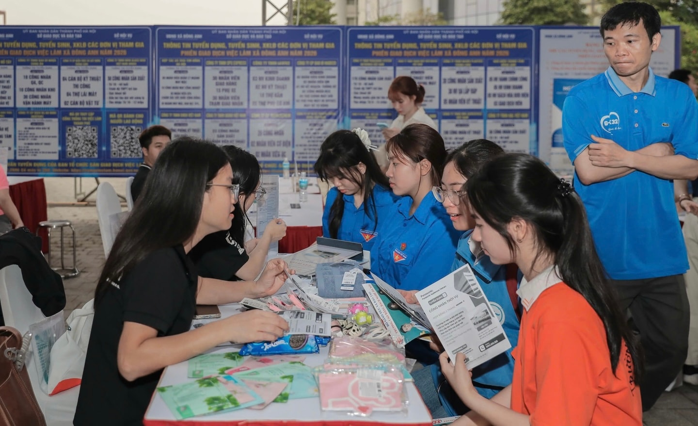 Phiên giao dịch là nơi cung cấp thông tin thị trường lao động để kết nối việc làm cho người lao động. Ảnh VLHN