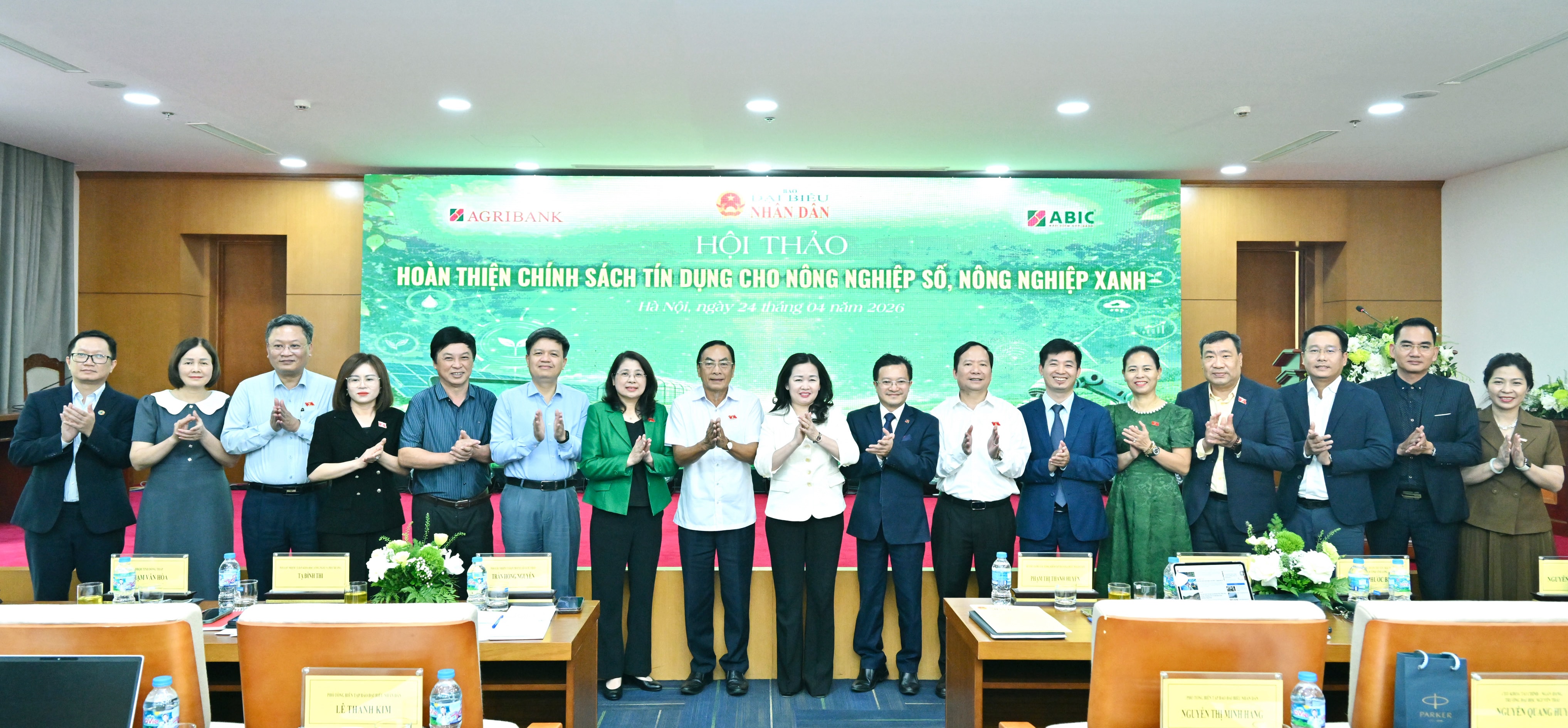 Các đại biểu chụp ảnh lưu niệm tại Hội thảo. Ảnh: Quang Khánh