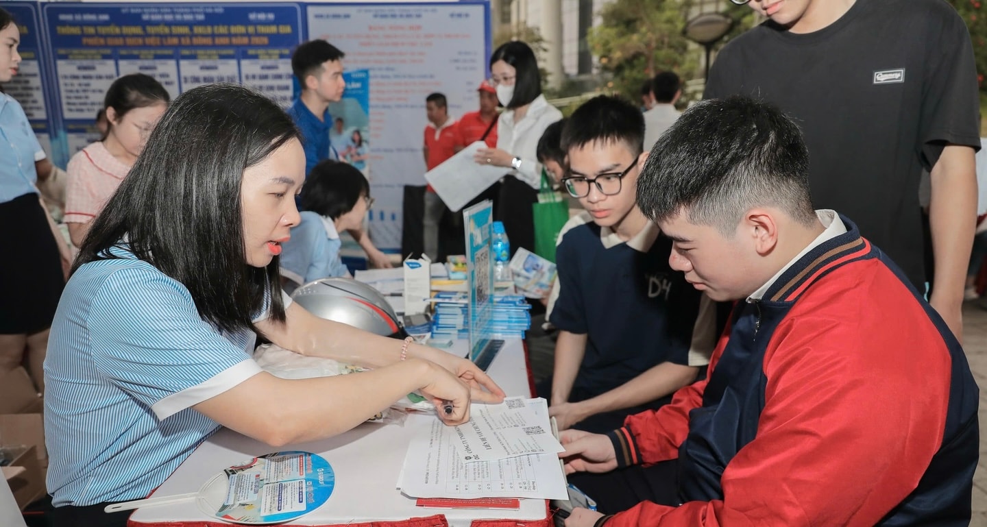 Tư vấn việc làm cho người lao động tại Phiên giao dịch việc làm lưu động xã Đông Anh năm 2026. Ảnh VLHN