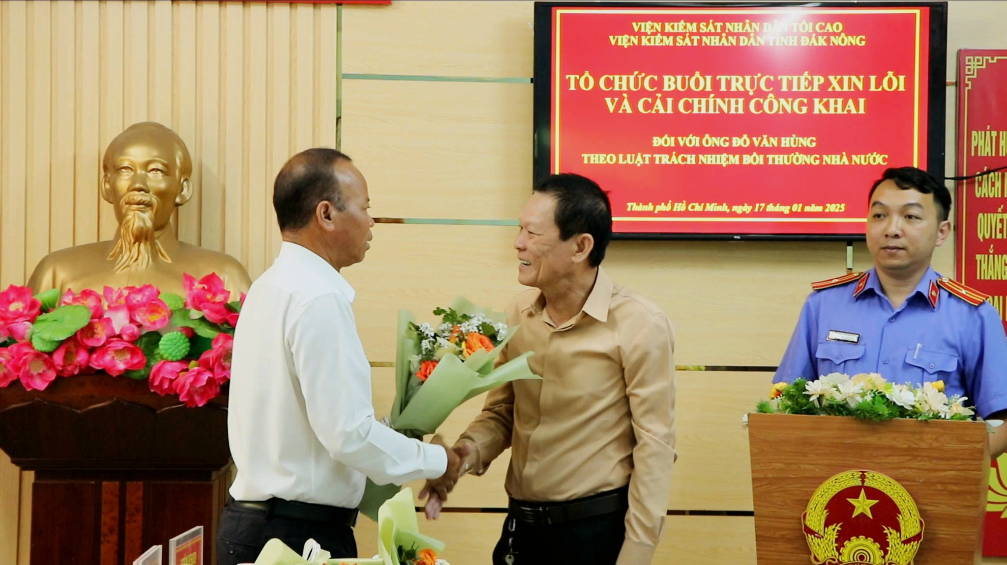 Một buổi trực tiếp xin lỗi và cải chính công khai theo Luật Trách nhiệm bồi thường của Nhà nước. Ảnh: Thảo Nhân