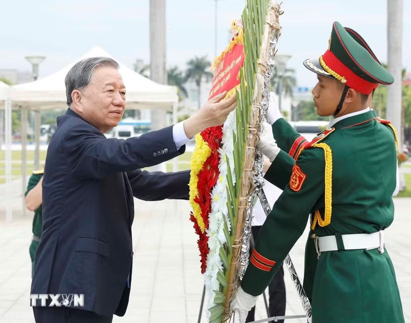 Tổng Bí thư, Chủ tịch nước Tô Lâm dâng hoa tưởng niệm các Anh hùng liệt sỹ tại Đài tưởng niệm thành phố Đà Nẵng. (Ảnh: Thống Nhất/TTXVN)