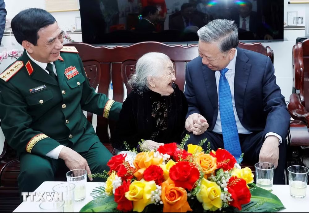 Tổng Bí thư, Chủ tịch nước Tô Lâm thăm, tặng quà Mẹ Việt Nam Anh hùng Huỳnh Thị Mễ. (Ảnh: Thống Nhất/TTXVN) ttxvn-tong-bi-thu-chu-tich-nuoc-to-lam-tham-tang-qua-me-viet-nam-anh-hung-huynh-thi-me-1.jpg