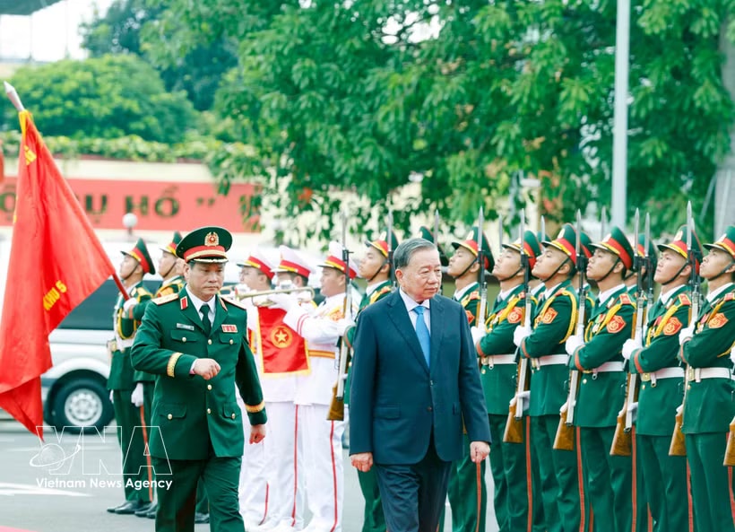 Party General Secretary and State President To Lam (right), who is also Secretary of the Central Military Commission, attends a ceremony to confer the title of 