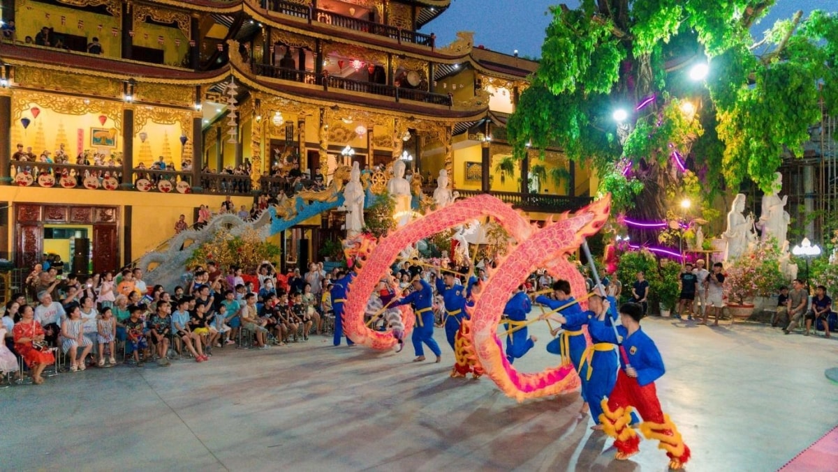 2_tieng_trong_lan_ron_ra_danh_thuc_ky_uc_que_huong_tai_chua_phat_tich_vieng_chan_lao.jpg