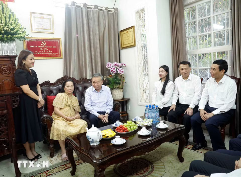 bdb858bf703196dc46522a-_ttxvn-tong-bi-thu-chu-tich-nuoc-dang-tuong-tuong-nho-cac-dong-chi-lanh-dao-tien-boi-2604-2.jpg.avif.jpg