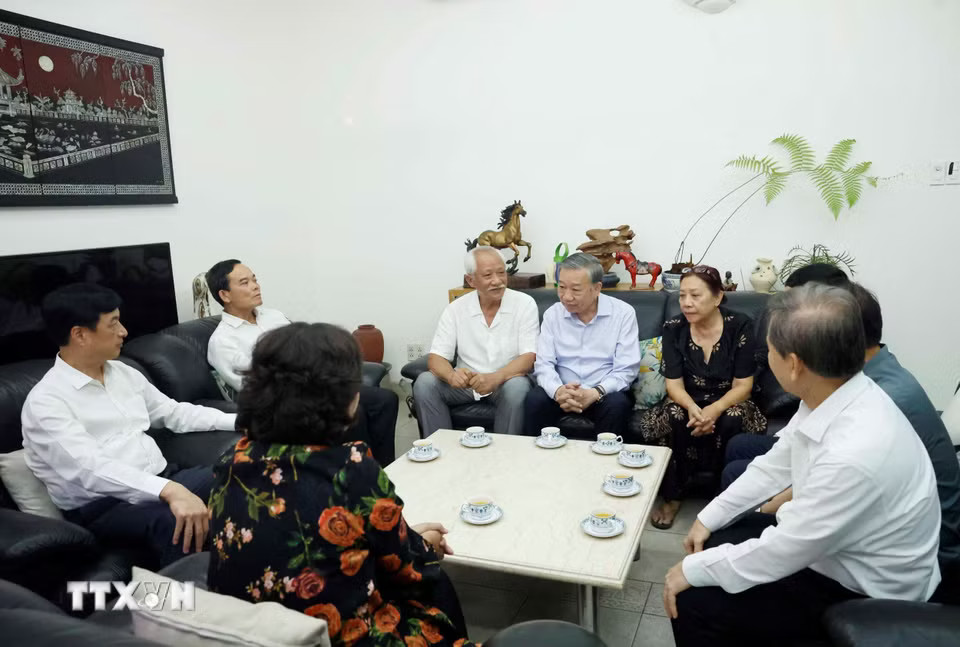 bdf71aa7a43283315b85f70-_ttxvn-tong-bi-thu-chu-tich-nuoc-dang-tuong-tuong-nho-cac-dong-chi-lanh-dao-tien-boi-2604-4.jpg.avif.jpg
