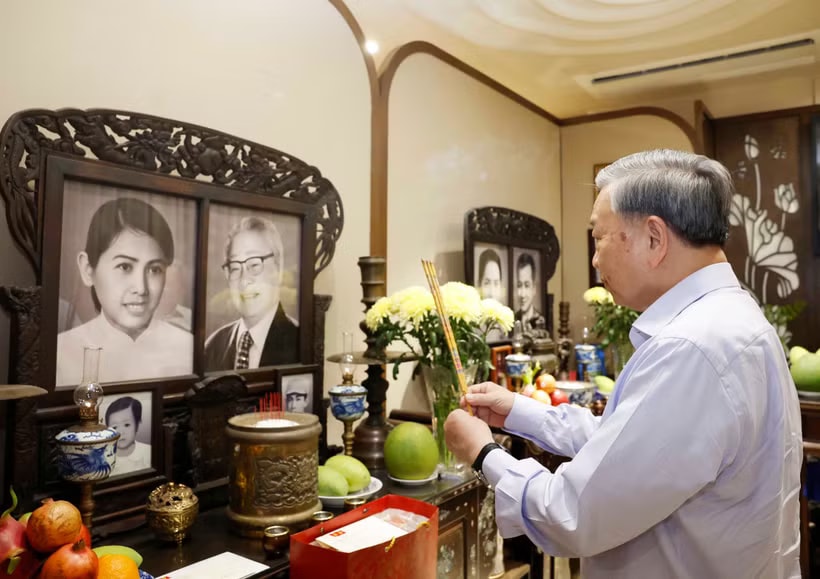 Party General Secretary, State President To Lam offers incense in tribute to former Prime Minister Vo Van Kiet. (Photo: VNA)