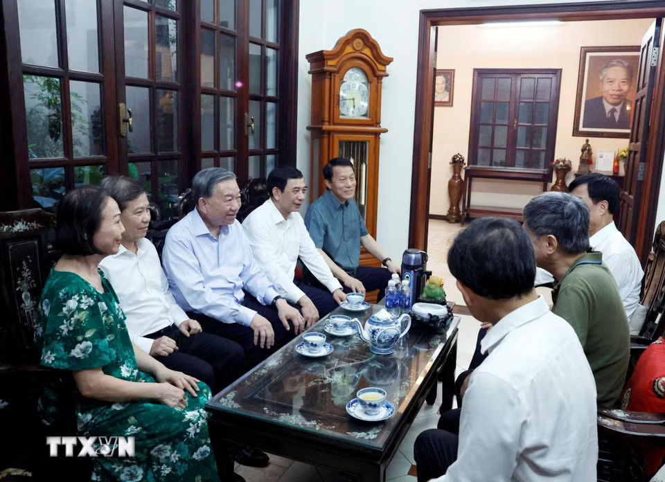 dfeb9a566ea055eeeefa0b2-_ttxvn-tong-bi-thu-chu-tich-nuoc-dang-tuong-tuong-nho-cac-dong-chi-lanh-dao-tien-boi-2604-8.jpg.avif.jpg
