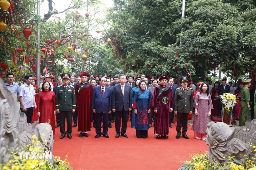e4031fb93269edfeb9a566ea055eeeefa0b2-_ttxvn-tong-bi-thu-chu-tich-nuoc-to-lam-dang-huong-tuong-niem-cac-vua-hung-8.jpg.avif(1).jpg