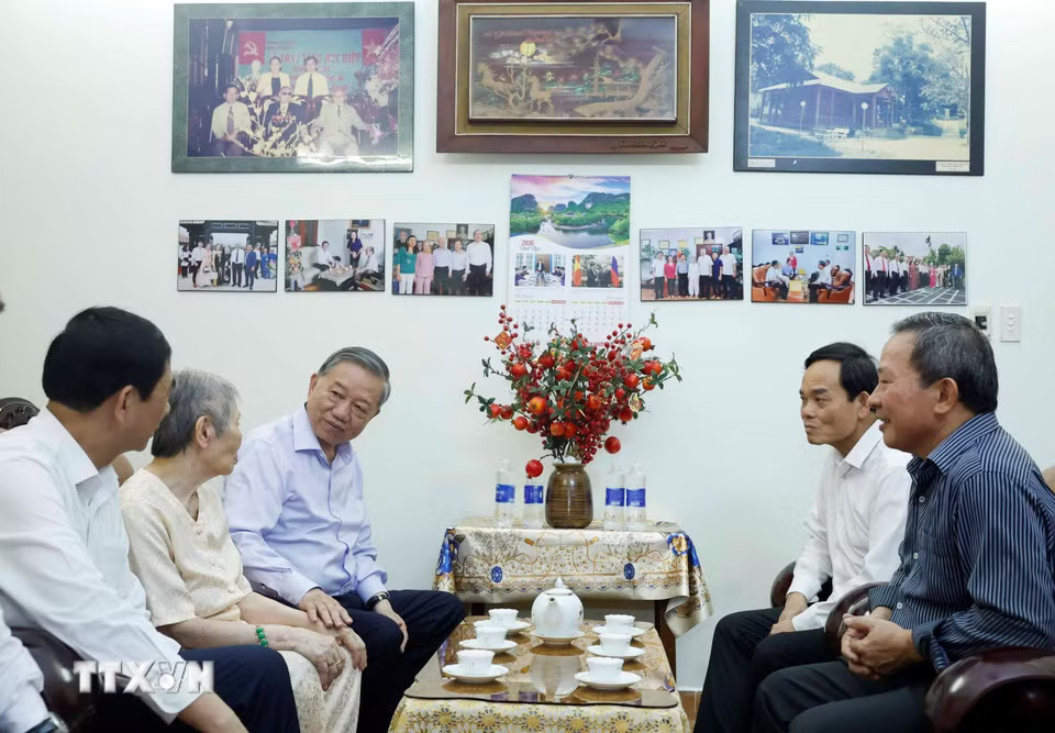 eb7d3df7756f828020574df-_ttxvn-tong-bi-thu-chu-tich-nuoc-dang-tuong-tuong-nho-cac-dong-chi-lanh-dao-tien-boi-2604-6.jpg.avif.jpg