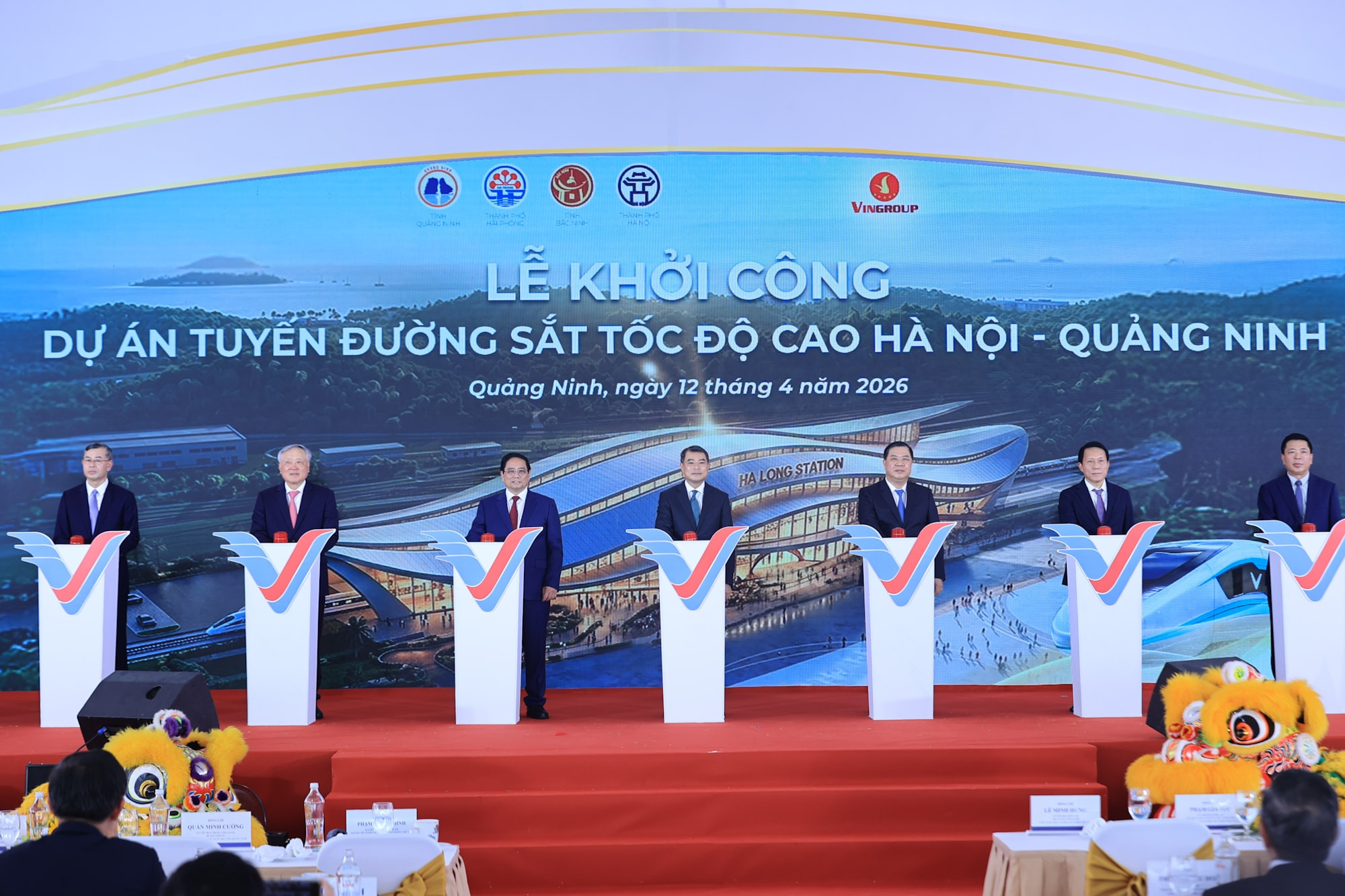 Thủ tướng Chính phủ Lê Minh Hưng, nguyên Thủ tướng Chính phủ Phạm Minh Chính và các đại biểu thực hiện nghi thức khởi công Dự án đường sắt tốc độ cao Hà Nội - Quảng Ninh. Ảnh: Dương Giang