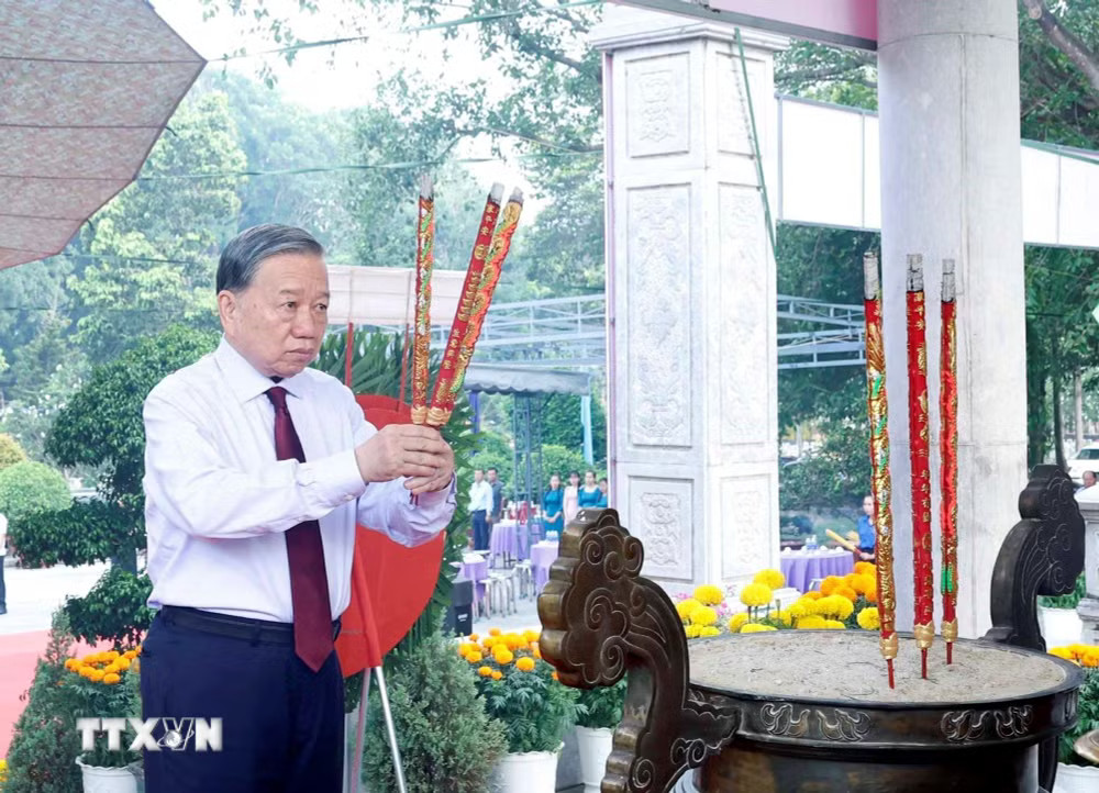 ttxvn-tong-bi-thu-chu-tich-nuoc-to-lam-dang-huong-tuong-niem-cac-anh-hung-liet-si-tai-tay-ninh-1.jpg