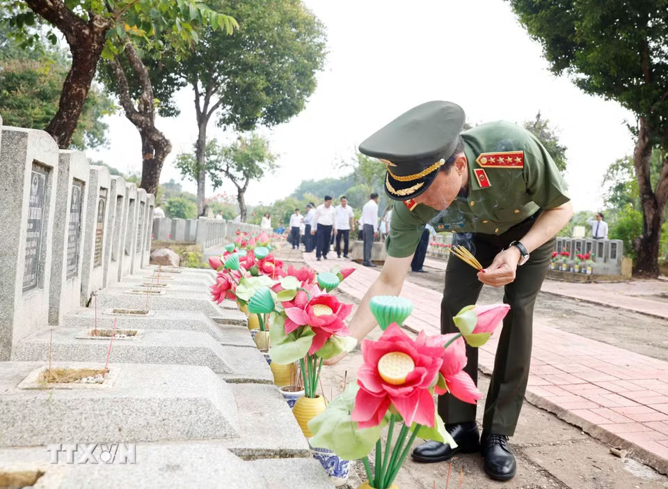 bbafe7d5b15020ec0-_ttxvn-tong-bi-thu-chu-tich-nuoc-to-lam-dang-huong-tuong-niem-cac-anh-hung-liet-si-tai-tay-ninh-4.jpg.avif.jpg