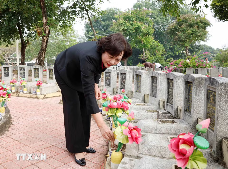 bbb1eef6d262f5e2-_ttxvn-tong-bi-thu-chu-tich-nuoc-to-lam-dang-huong-tuong-niem-cac-anh-hung-liet-si-tai-tay-ninh-3.jpg.avif.jpg