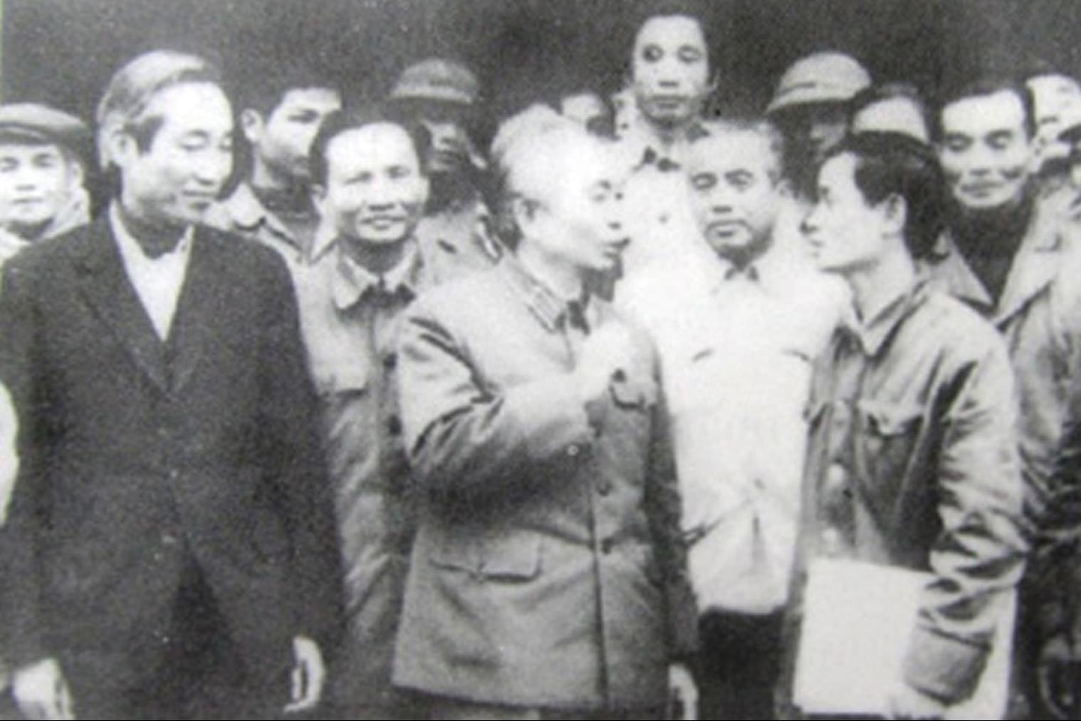 bi-thu-thanh-uy-hai-phong-doan-duy-thanh-ben-trai-trong-chuyen-cong-tac-cua-dai-tuong-vo-nguyen-giap-tai-dia-phuong.-anh-tu-lieu.jpg