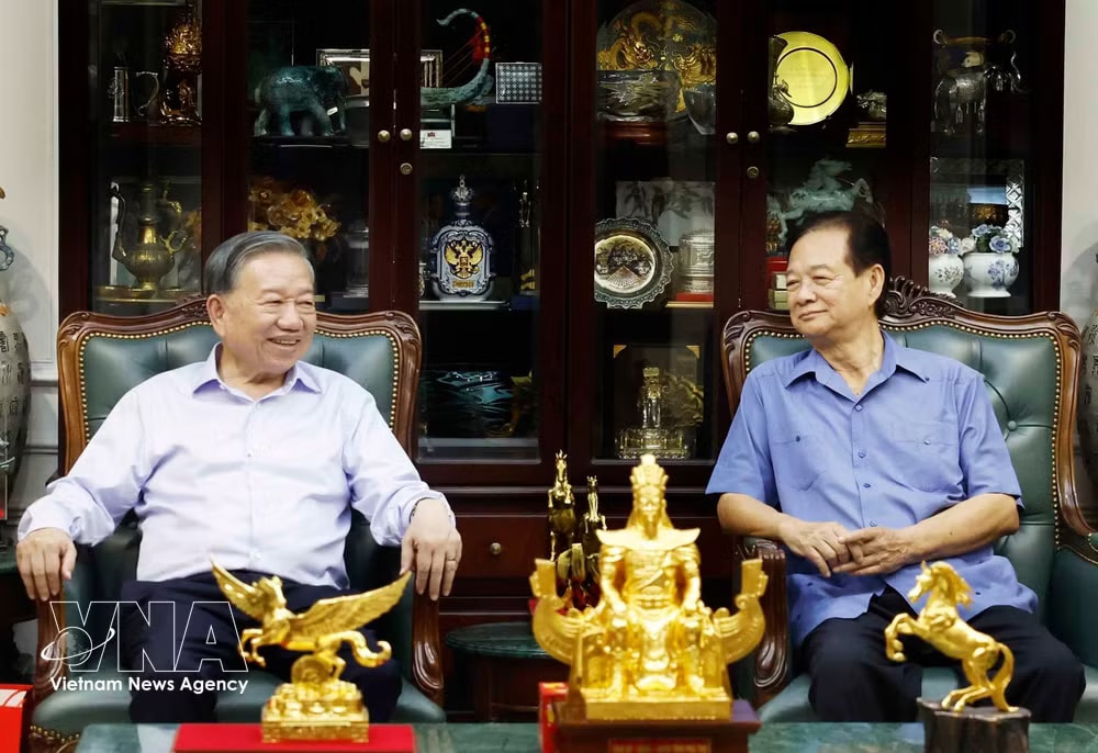 Party General Secretary and State President To Lam and former Prime Minister Nguyen Tan Dung (Photo: VNA) vnanet-dung.jpg