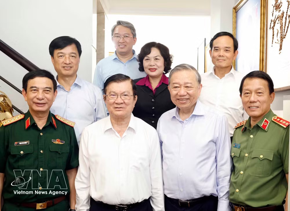 Party General Secretary and State President To Lam and the Party Central Committee delegation visit former State President Truong Tan Sang. (Photo: VNA) vnanet-sang.jpg