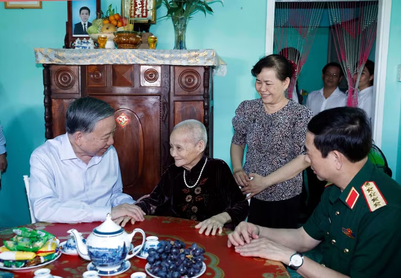 Party General Secretary and State President To Lam visits Heroic Vietnamese Mother Huynh Thi Lo in Tan An Hoi commune, Ho Chi Minh City. (Photo: VNA)