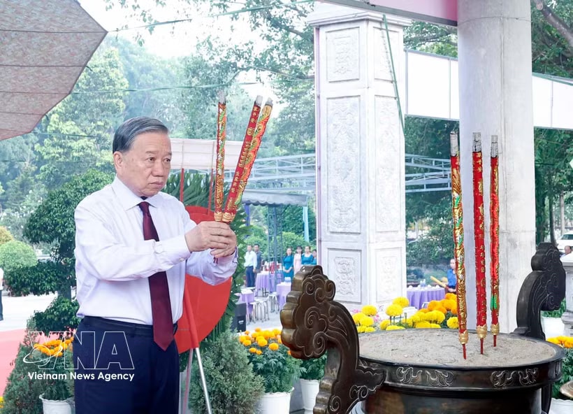 Party General Secretary and State President To Lam offers incense at Hill 82 Tan Bien Martyrs’ Cemetery in Tay Ninh province. (Photo: VNA)