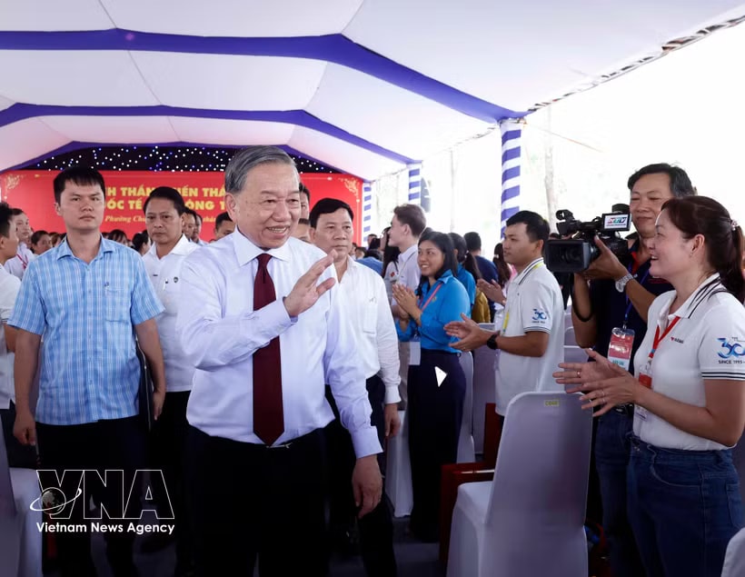 Party General Secretary and State President To Lam meets labourers in Ho Chi Minh City on April 27. (Photo: VNA)