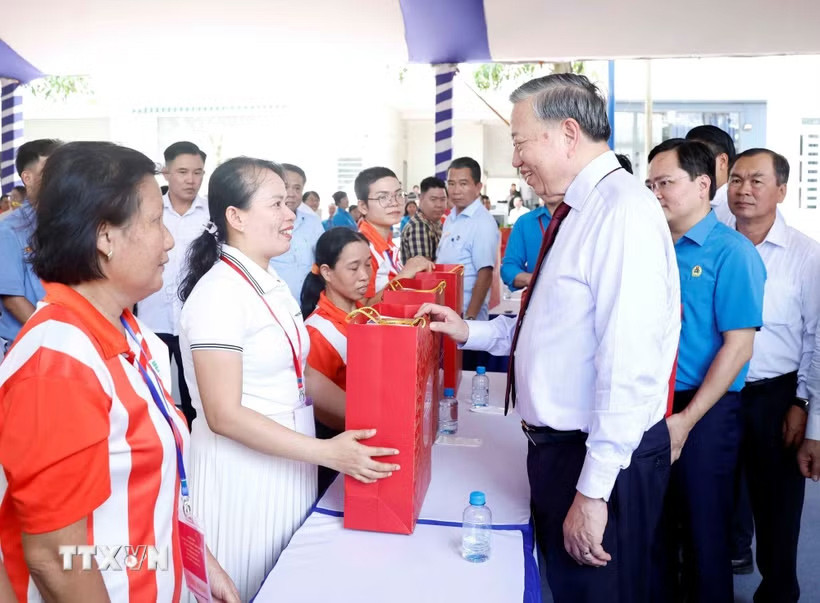 Tổng QQ8823 Nổ Hũ, QQ88k Game Bài nước Tô Lâm tặng quà cho công nhân. Ảnh: Thống Nhất/TTXVN