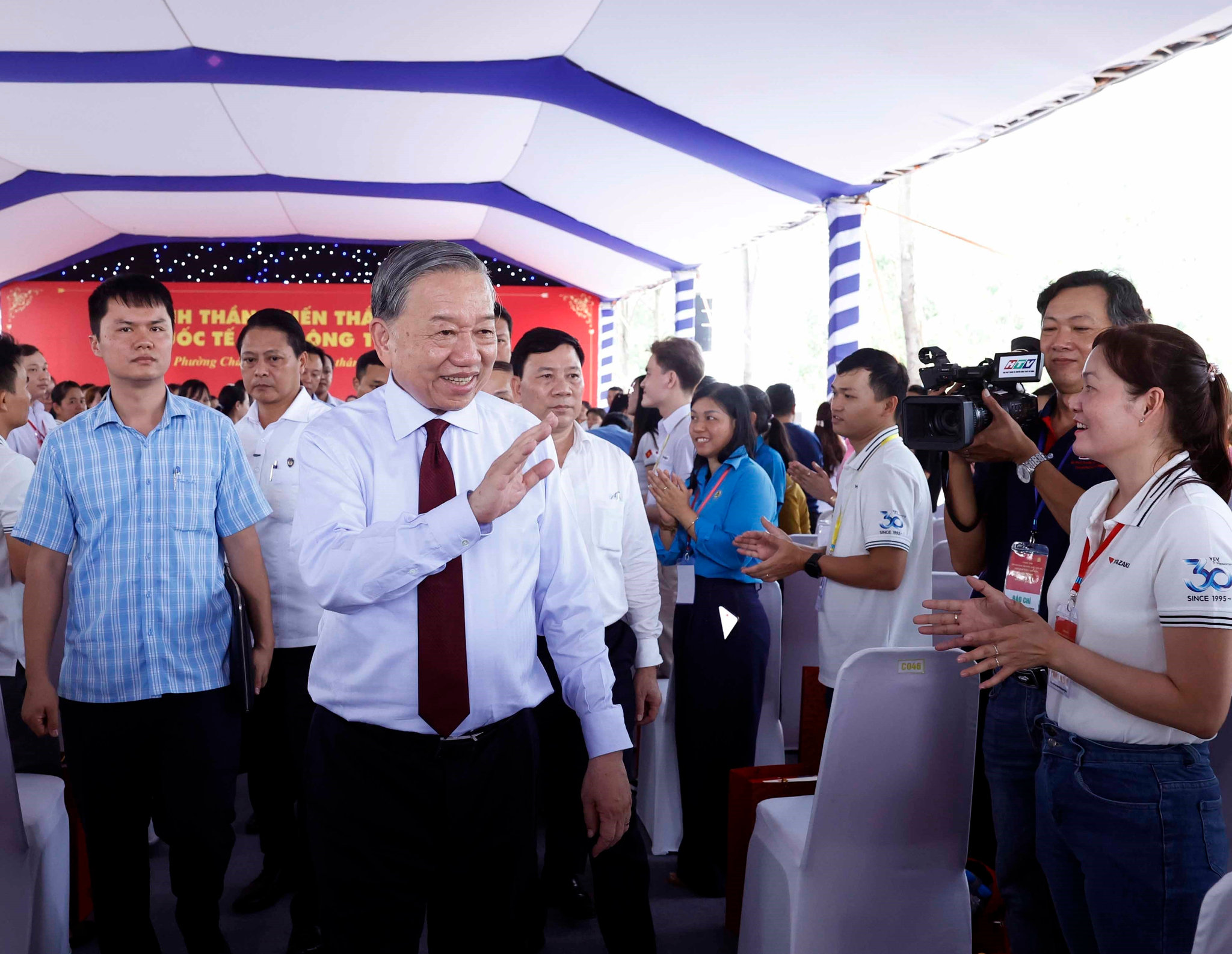vna_potal_tong_bi_thu_chu_tich_nuoc_tham_dong_vien_cong_nhan_nguoi_lao_dong_tai_thanh_pho_ho_chi_minh_8727881.jpg