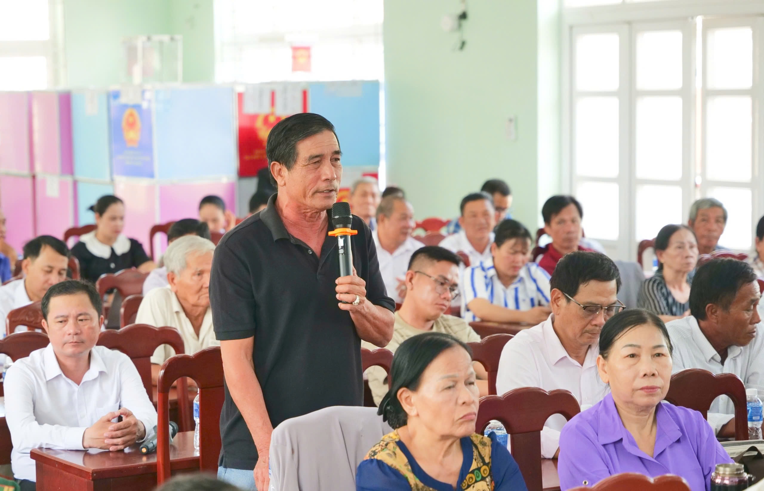 Cử tri xã Phước Dinh phát biểu ý kiến
