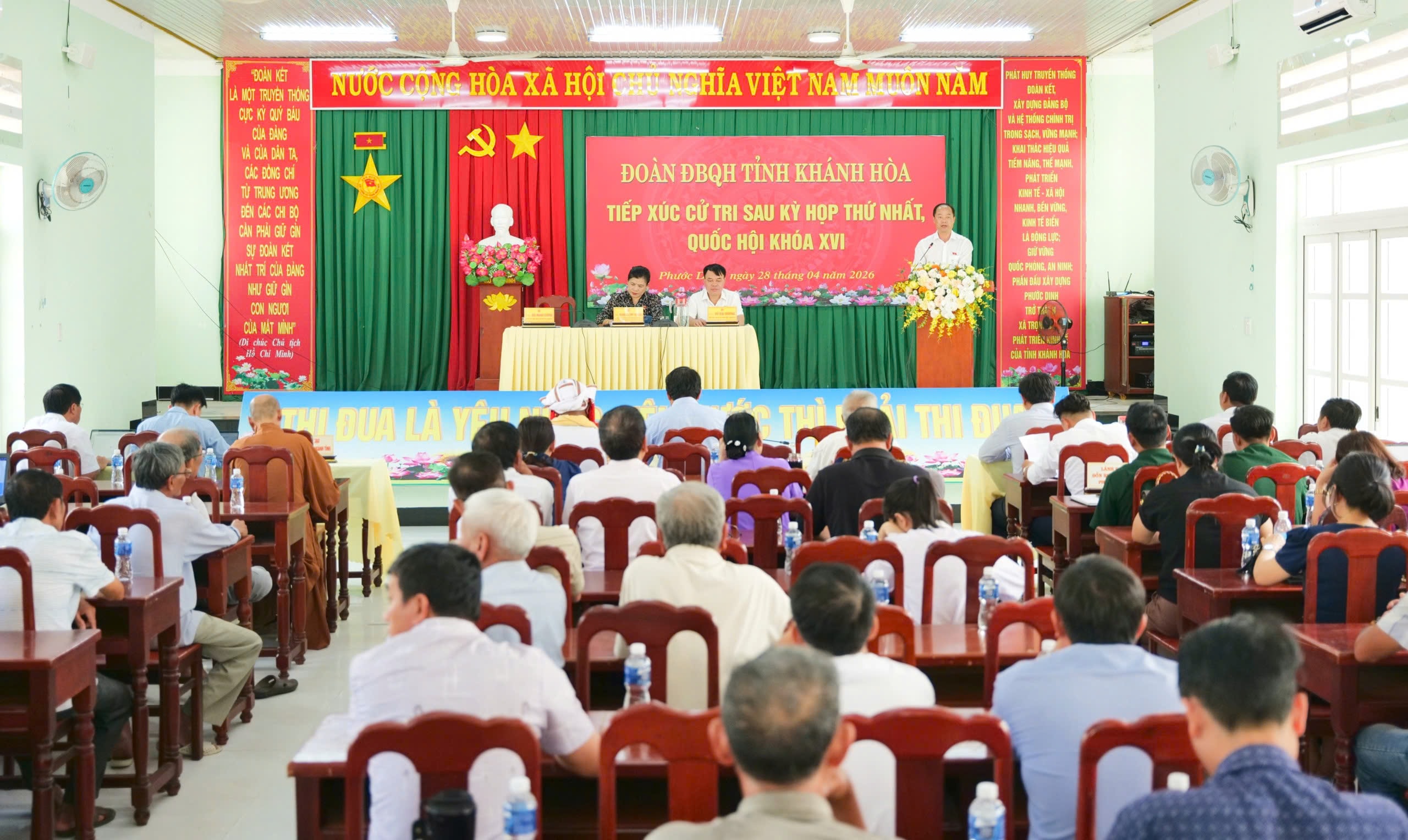 Toàn cảnh buổi tiếp xúc cử tri.