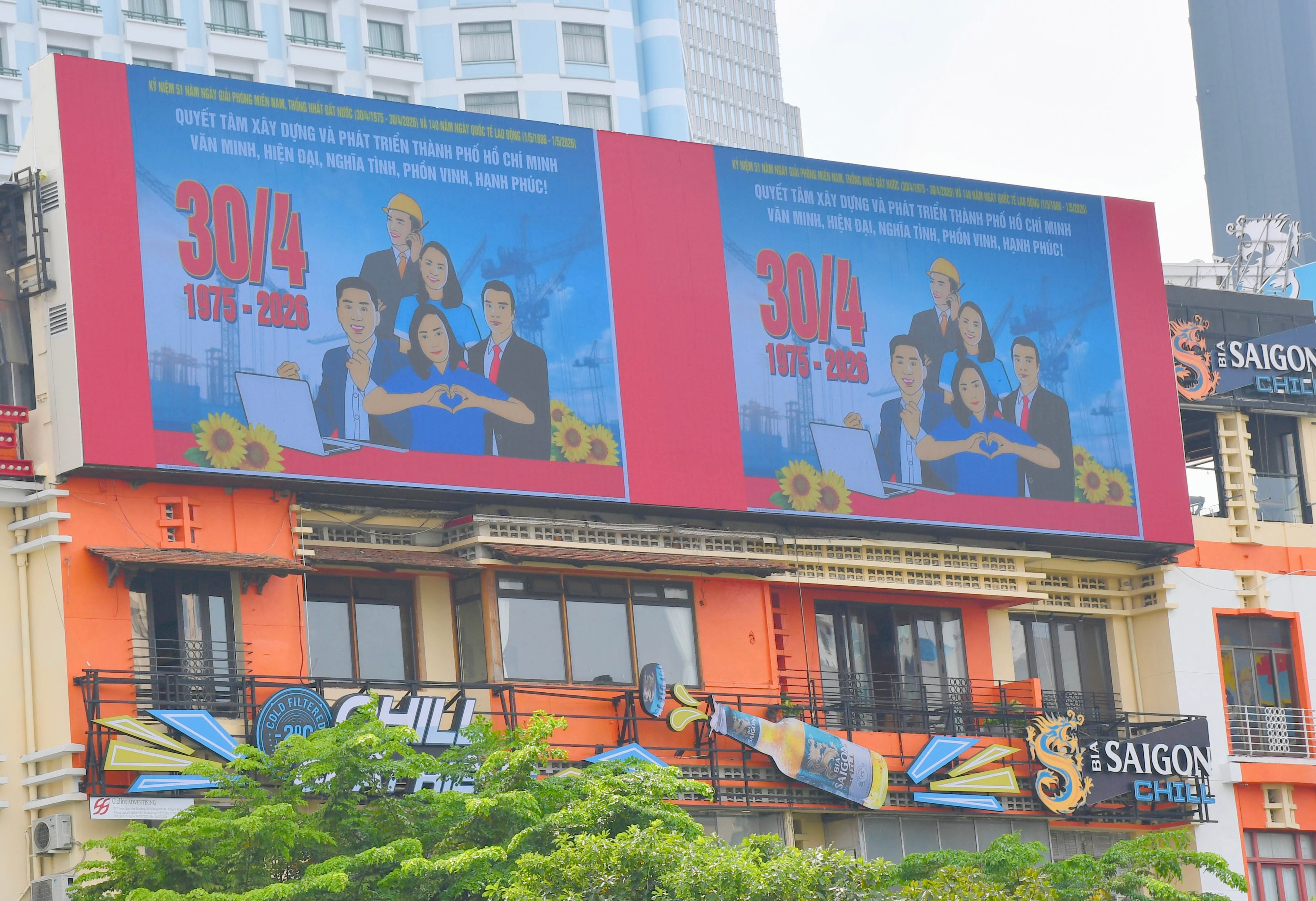 Những tấm pano, áp phích lớn chào mừng 51 năm Giải phóng miền Nam - Thống nhất đất nước nổi bật trên các tuyến đường chính TP. Hồ Chí Minh