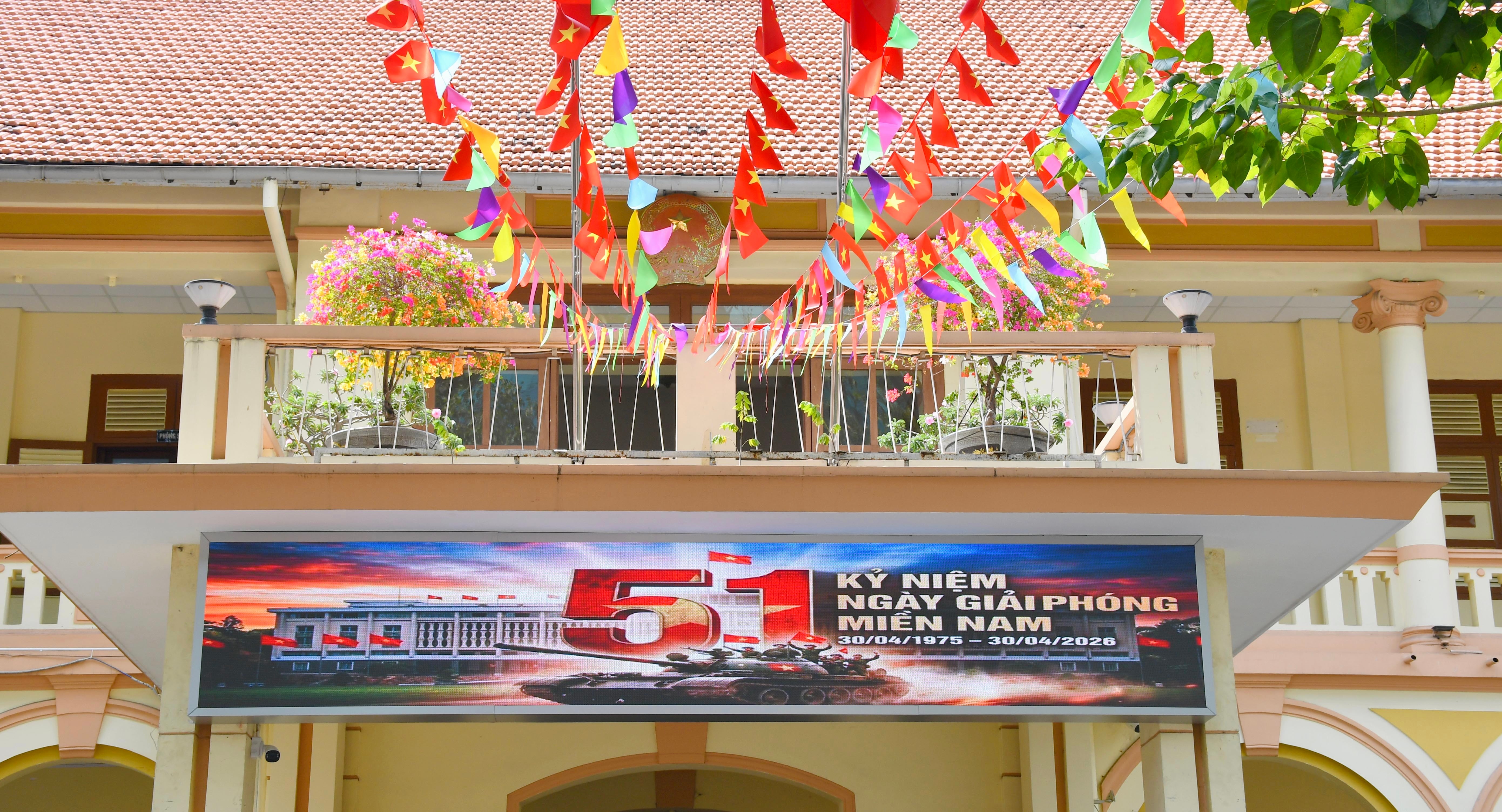 Không chỉ dừng lại ở các tuyến đường trung tâm, tinh thần hướng về ngày thống nhất còn lan tỏa sâu rộng đến từng cơ quan, doanh nghiệp, trường học và khu dân cư