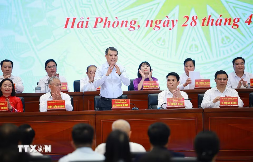 a4373e4e8b4f9efb0c8972265f49d8f86164867992-_ttxvn-thu-tuong-le-minh-hung-tiep-xuc-cu-tri-thanh-pho-hai-phong-2804-2.jpg.avif.jpg