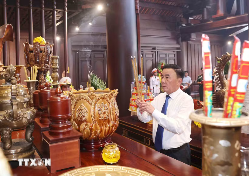 Thường trực Ban Bí thư Trần Cẩm Tú dâng hương tưởng niệm các Anh hùng liệt sỹ tại Đền thờ Liệt sỹ chiến trường Điện Biên phủ. (Ảnh: Phương Hoa/TTXVN)