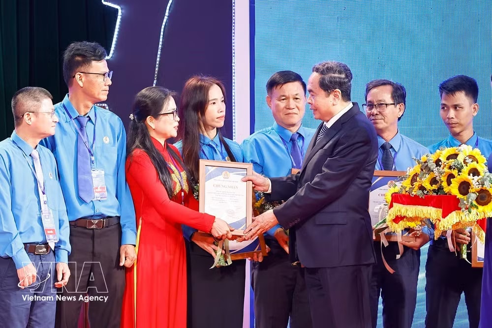 National Assembly Chairman Tran Thanh Man honours 101 outstanding grassroots trade union chairpersons at the event. (Photo: VNA) vnanet-potal-chu-tich-quoc-hoi-du-le-ky-niem-140-nam-ngay-quoc-te-lao-dong-8729393.jpg