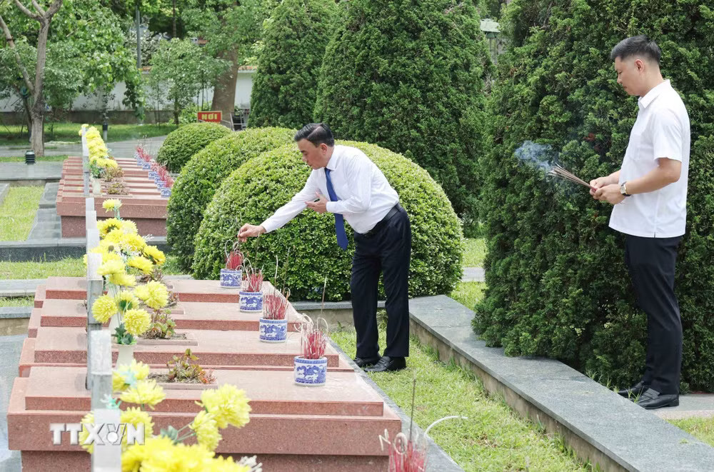 Thường trực Ban Bí thư Trần Cẩm Tú thắp hương trên phần mộ các Anh hùng liệt sỹ tại Nghĩa trang liệt sỹ Quốc gia A1. (Ảnh: Phương Hoa/TTXVN) ttxvn-thuong-truc-ban-bi-thu-dang-huong-tuong-niem-cac-anh-hung-liet-si-tai-dien-bien6.jpg