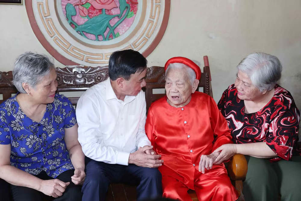 Thường trực Ban Bí thư Trần Cẩm Tú thăm gia đình mẹ Vũ Thị Dần (mẹ liệt sỹ Đỗ Văn Thử), phường Điện Biên Phủ. (Ảnh: Phương Hoa/TTXVN) thuong-truc-ban-bi-thu-dang-huong-tuong-niem-cac-anh-hung-liet-si-tai-dien-bien14.jpg
