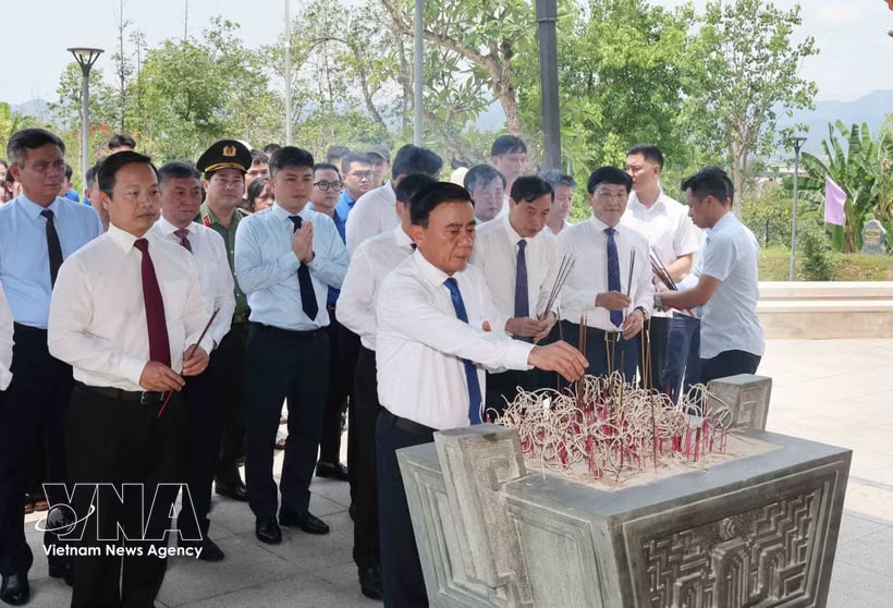 Politburo member and Permanent member of the Party Central Committee’s Secretariat Tran Cam Tu leads a high-ranking delegation to pay tribute to fallen heroes in Dien Bien province on April 28. (Photo: VNA)