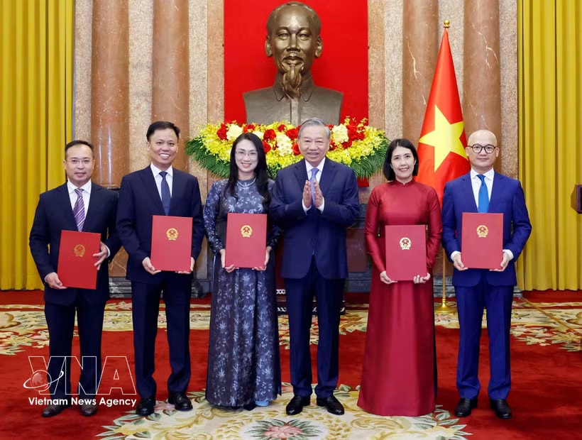 Party General Secretary and State President To Lam presents appointment decisions to five ambassadors of Vietnam to overseas postings at a ceremony in Hanoi on April 28, 2026. (Photo: VNA)
