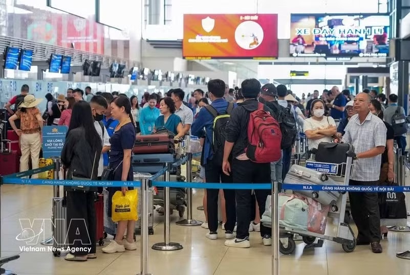 Passengers check in for flights at Noi Bai International Airport in Hanoi (Photo: VNA) 