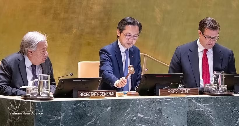 Ambassador Do Hung Viet (centre), Vietnam’s Permanent Representative to the UN chairs the opening session of the 11th Review Conference of the Parties to the Treaty on the Non-Proliferation of Nuclear Weapons (NPT) in New York on April 27. (Photo: VNA)