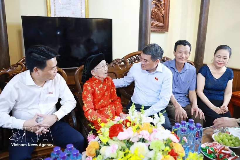 Prime Minister Le Minh Hung (C) visits Heroic Vietnamese Mother Pham Thi Han, who lost two sons in the war (Photo: VNA)