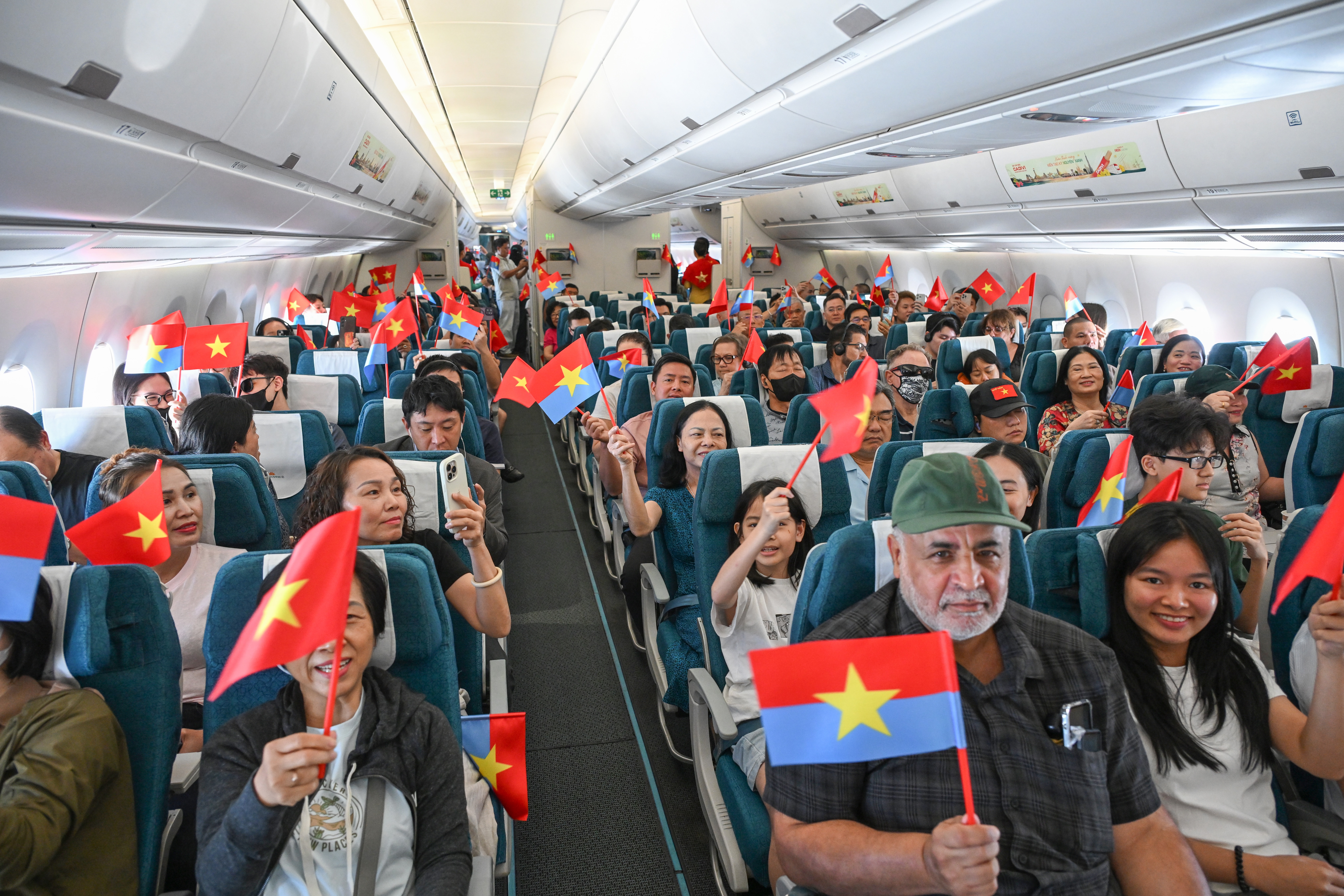 1. Vietnam Airlines tổ chức chuyến bay đặc biệt hướng tới kỷ niệm 51 năm Ngày Giải phóng miền Nam (30_4_1975 – 30_4_2026)