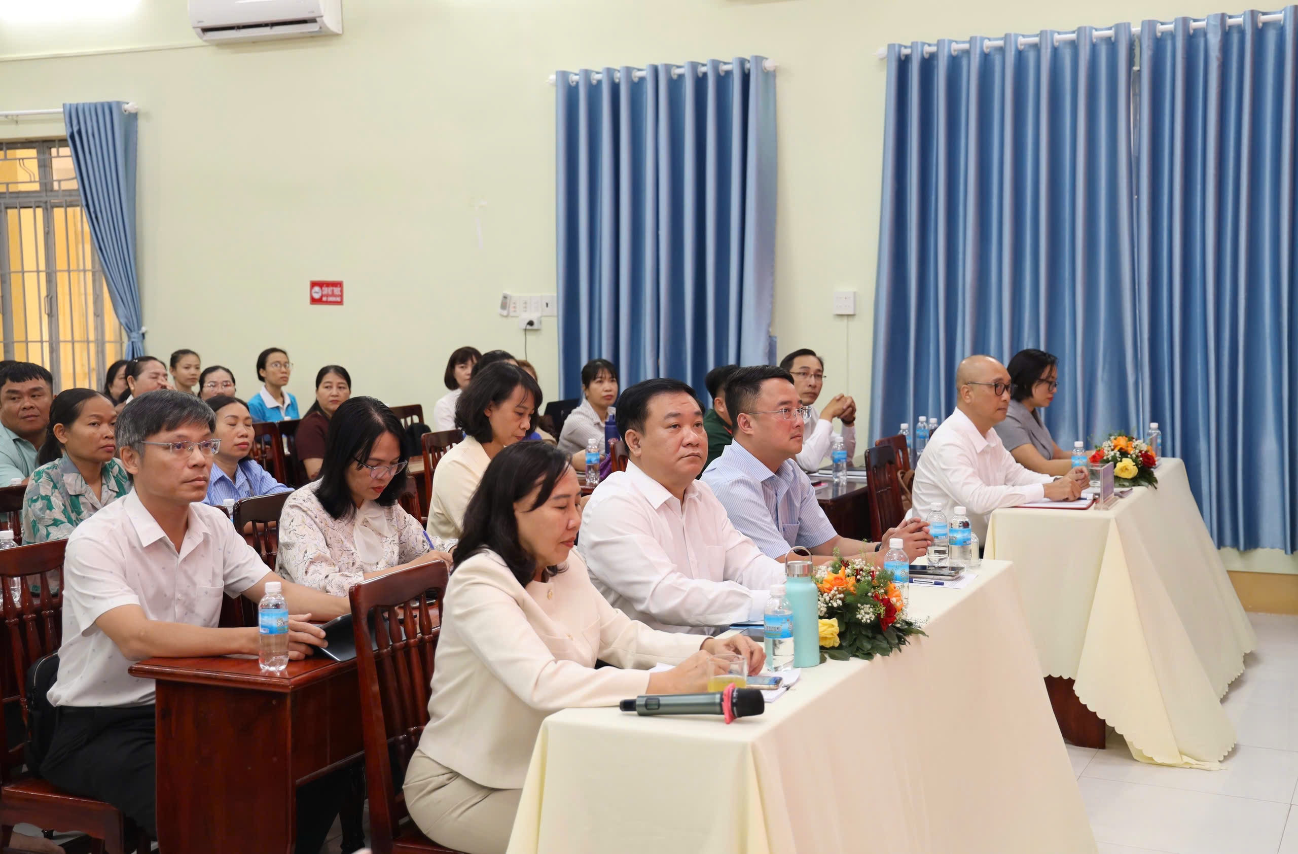 Cử tri tham dự cuộc tiếp xúc cử tri