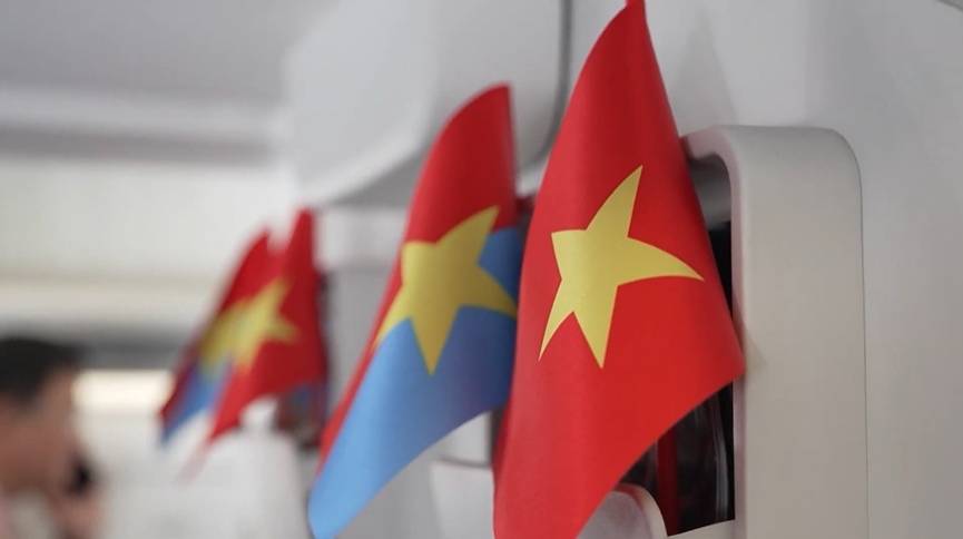 2. Những lá cờ Tổ quốc được gửi tới tận tay hành khách, được phất cao cùng những giai điệu tự hào đã mang đến những cảm xúc đặc biệt