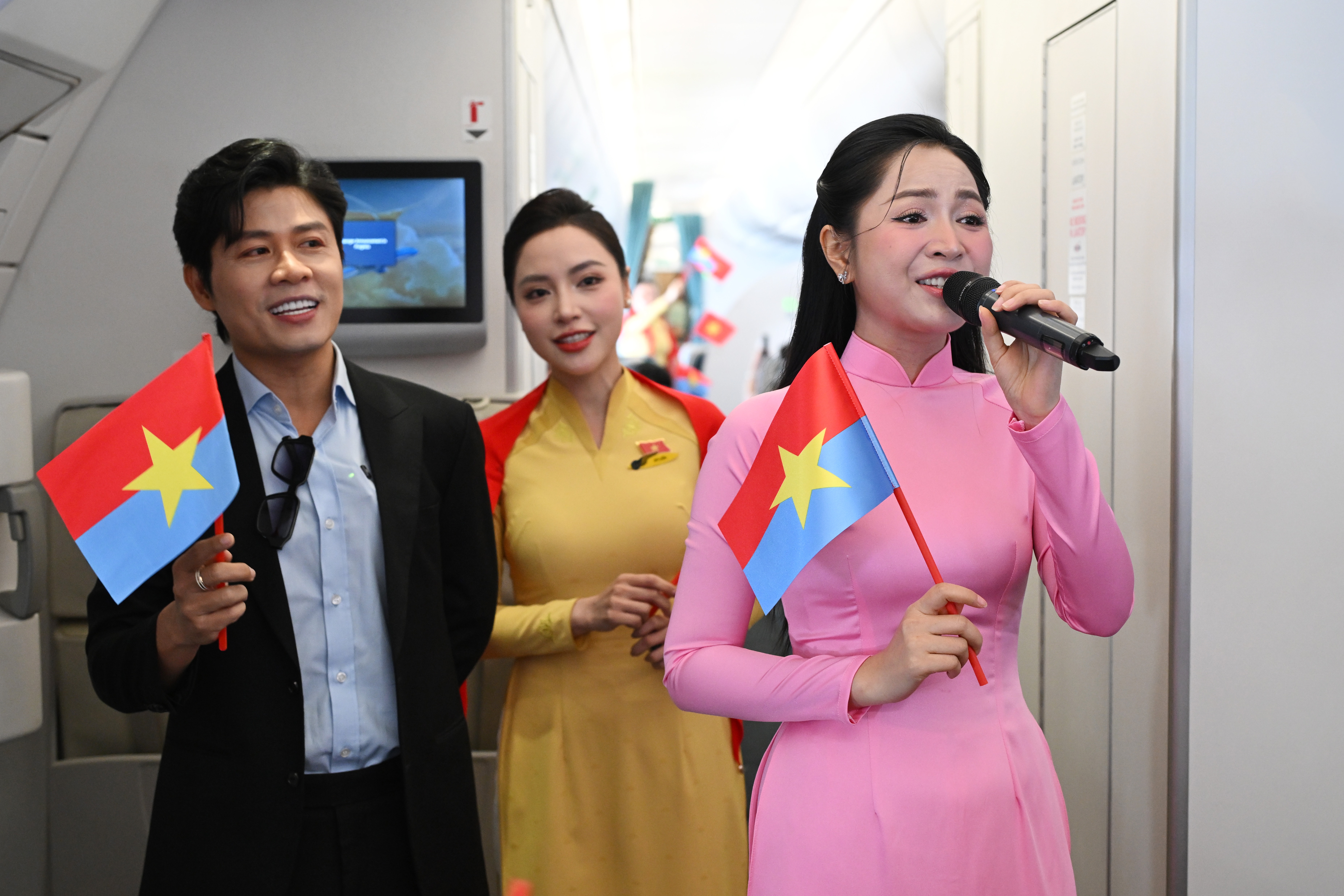 4. Chuyến bay mang không gian nghệ thuật đầy cảm xúc với sự xuất hiện của nhạc sĩ Nguyễn Văn Chung và ca sĩ Duyên Quỳnh, qua phần trình diễn ca khúc “Viết tiếp câu chuyện hòa bình”