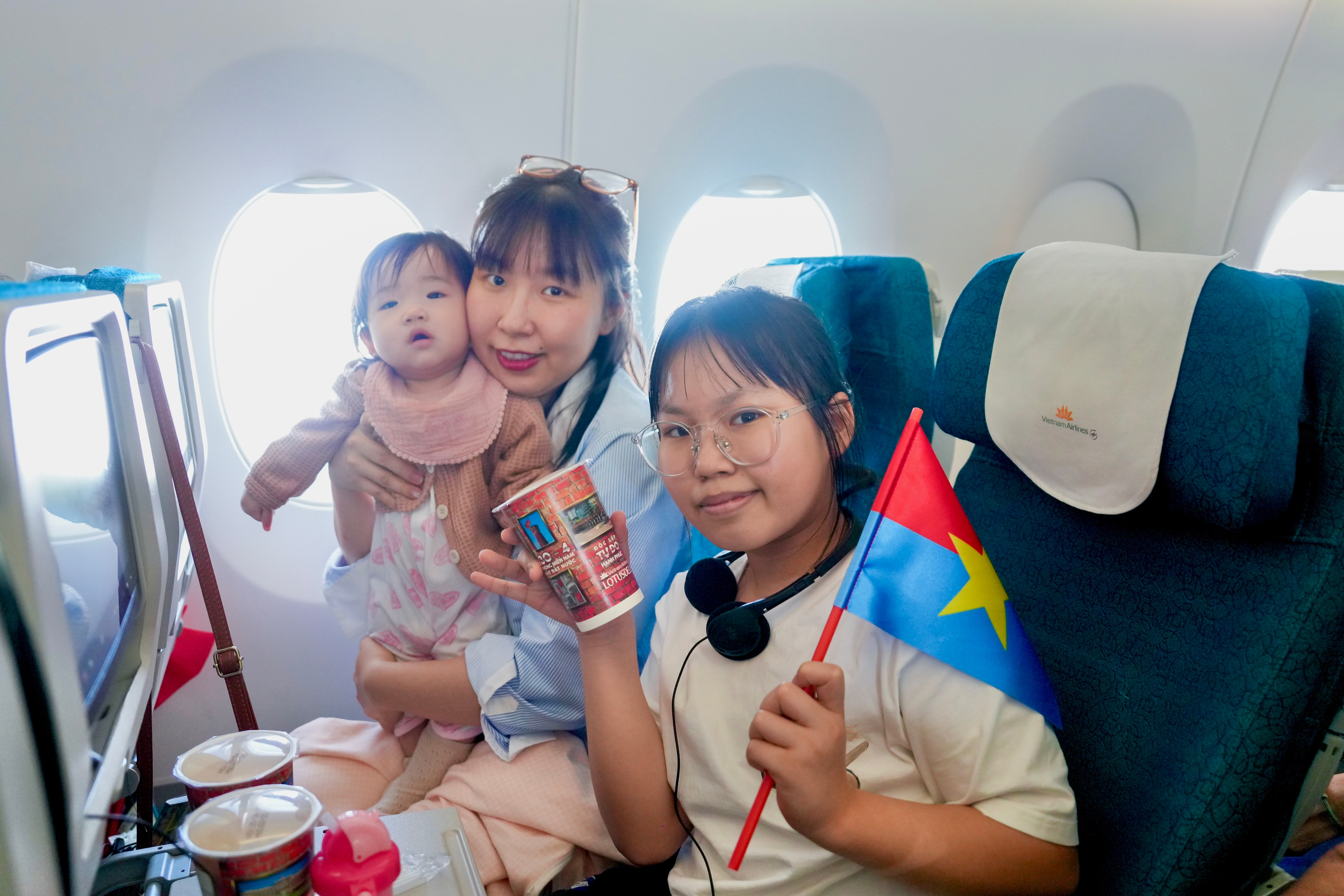 7. Trên chuyến bay, hành khách đều nhận được những món quà là những cốc trà sữa được thiết kế đặc biệt chào mừng ngày 30_4