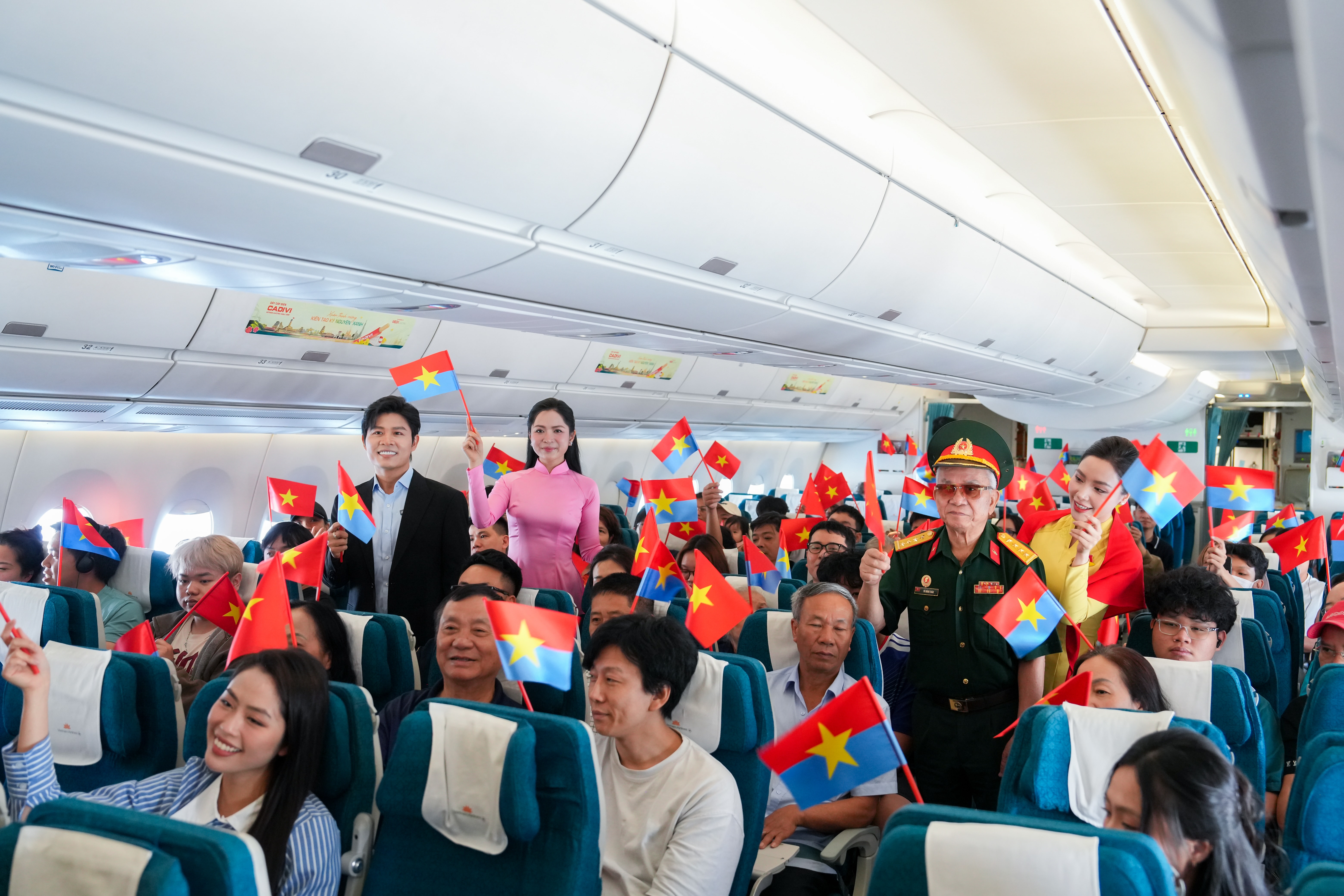 8. Mỗi chuyến bay của Vietnam Airlines không đơn thuần là hành trình kết nối các điểm đến mà còn là nhịp cầu lan tỏa những giá trị tốt đẹp về văn hóa, lịch sử và tinh thần dân tộc