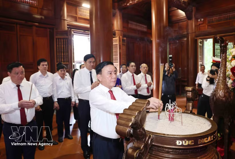 Politburo member and permanent member of the Party Central Committee’s Secretariat Tran Cam Tu offers incense in tribute to President Ho Chi Minh at the Kim Lien Special National Relic Site in Nghe An province on April 29. (Photo: VNA)