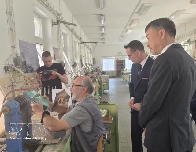 Ambassador Duong Hoai Nam and the delegation visit the Moser Crystal factory (commonly known as Moser), one of the most famous high-end crystal brands in the Czech Republic. (Photo: VNA)